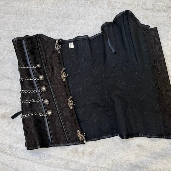 Adjustable Black Corset with Silver Chain Details - Picture 4 of 4